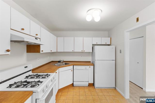 1150 River Road 4H, Edgewater, NJ 07020