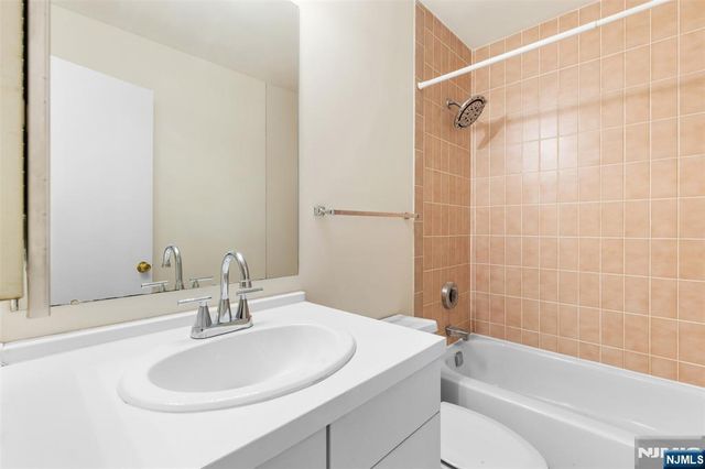 1150 River Road 4H, Edgewater, NJ 07020