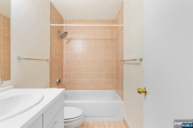 1150 River Road 4H, Edgewater, NJ 07020