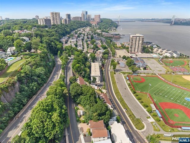 1150 River Road 4H, Edgewater, NJ 07020