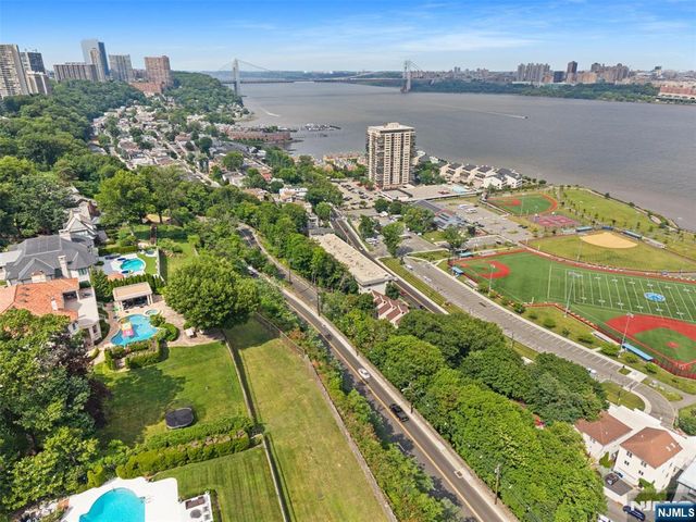1150 River Road 4H, Edgewater, NJ 07020