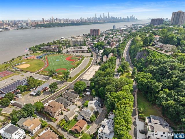 1150 River Road 4H, Edgewater, NJ 07020