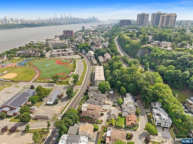 1150 River Road 4H, Edgewater, NJ 07020