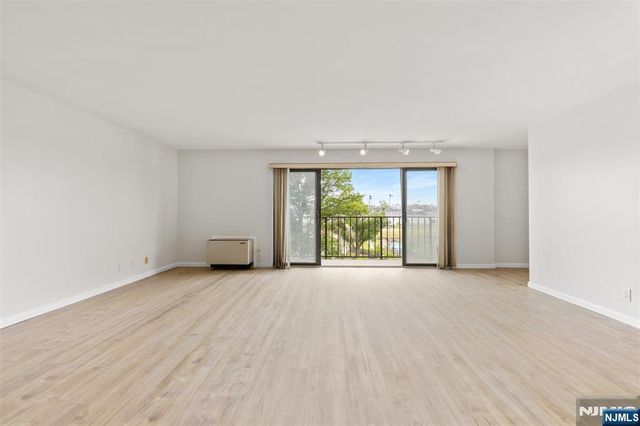1150 River Road 4H, Edgewater, NJ 07020