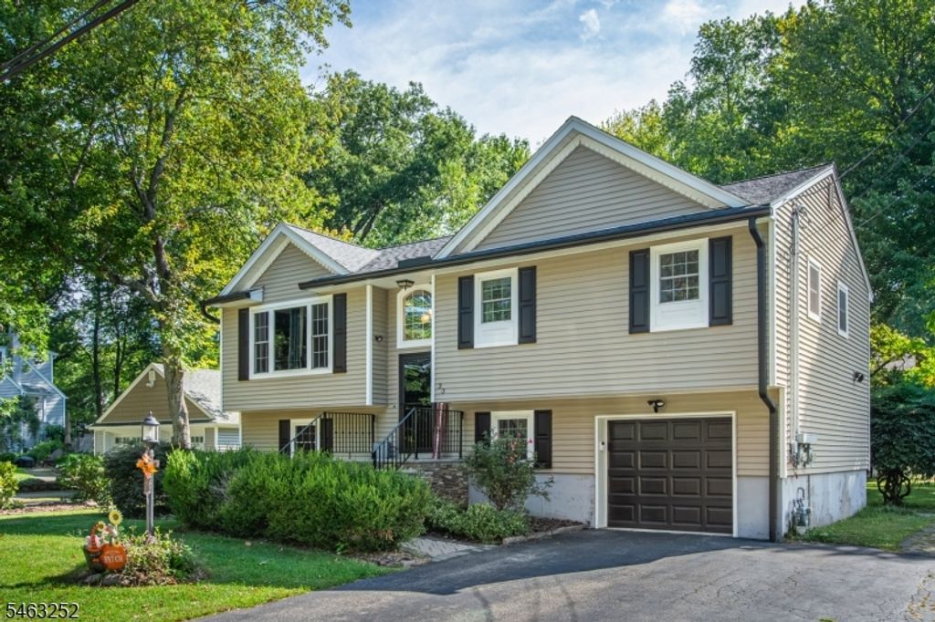 33 Lakeside Ave, Bloomingdale Boro, NJ 07403 — exterior