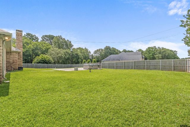 200 Saint Andrews Dr, Palestine, TX 75803