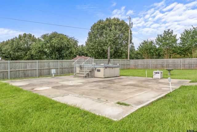 200 Saint Andrews Dr, Palestine, TX 75803