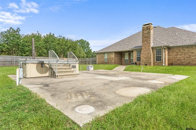 200 Saint Andrews Dr, Palestine, TX 75803