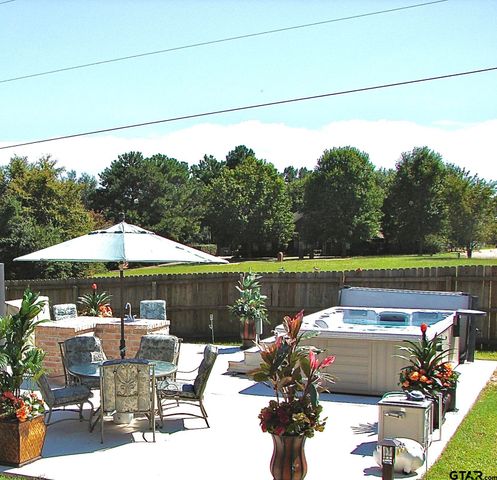 200 Saint Andrews Dr, Palestine, TX 75803