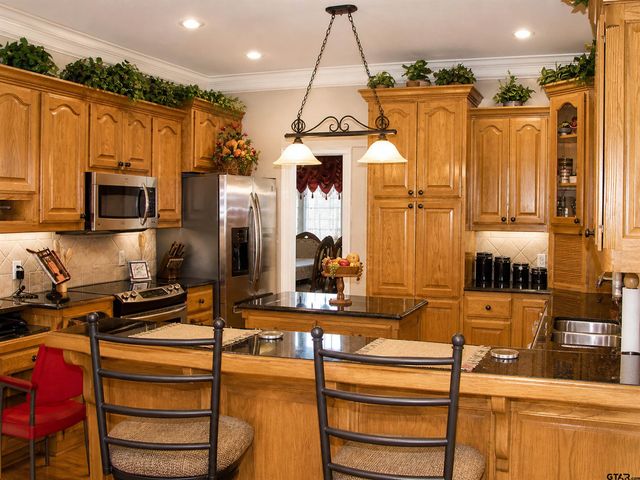 200 Saint Andrews Dr, Palestine, TX 75803