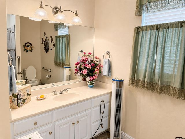 200 Saint Andrews Dr, Palestine, TX 75803