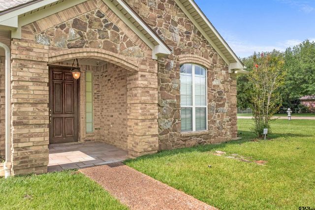 200 Saint Andrews Dr, Palestine, TX 75803