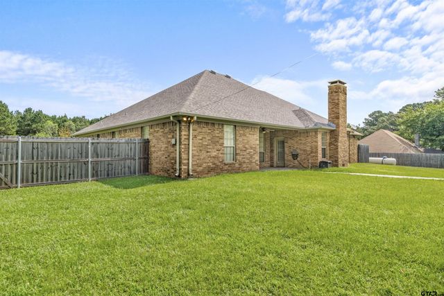 200 Saint Andrews Dr, Palestine, TX 75803