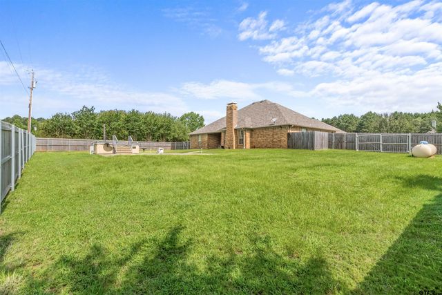 200 Saint Andrews Dr, Palestine, TX 75803