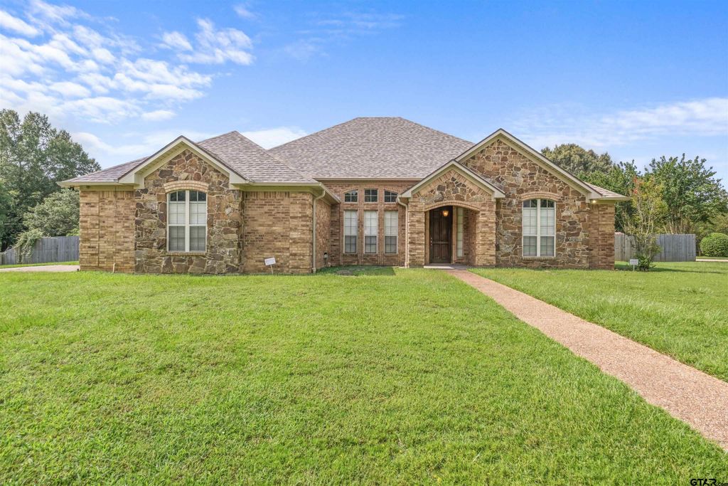 200 Saint Andrews Dr, Palestine, TX 75803