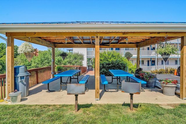400 HARBOR LANDING DR, Moneta, VA 24121