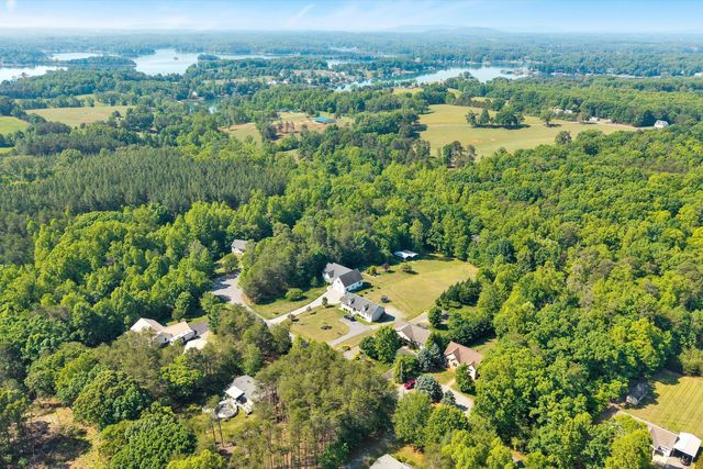 400 HARBOR LANDING DR, Moneta, VA 24121