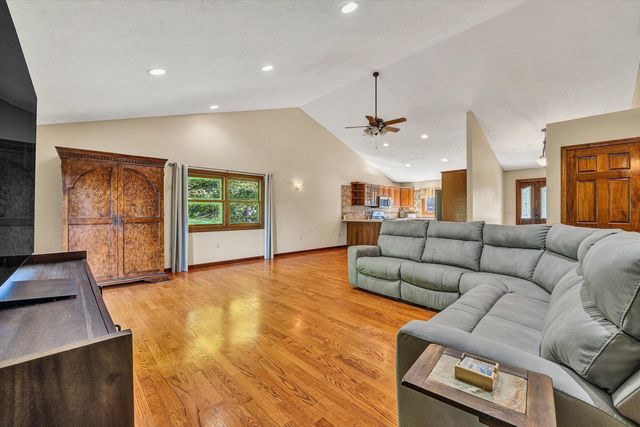 400 HARBOR LANDING DR, Moneta, VA 24121