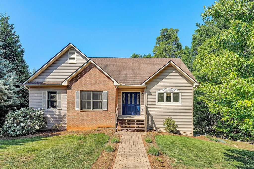 400 HARBOR LANDING DR, Moneta, VA 24121