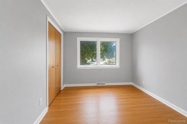 32229 Cambridge Drive, Warren, MI 48093