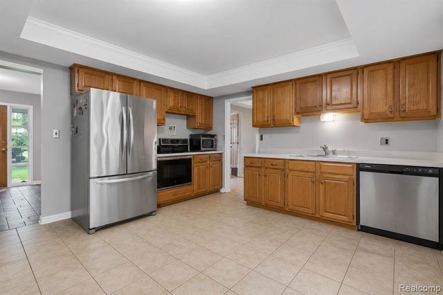 32229 Cambridge Drive, Warren, MI 48093