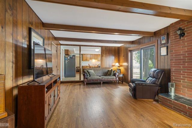 32229 Cambridge Drive, Warren, MI 48093