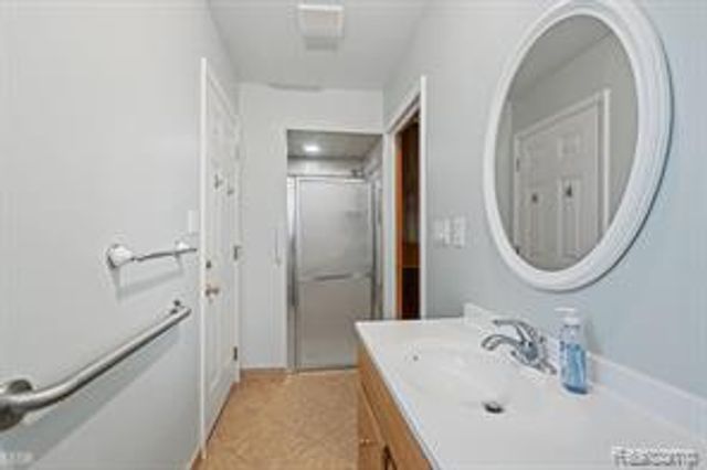 32229 Cambridge Drive, Warren, MI 48093
