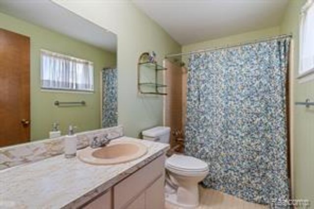 32229 Cambridge Drive, Warren, MI 48093