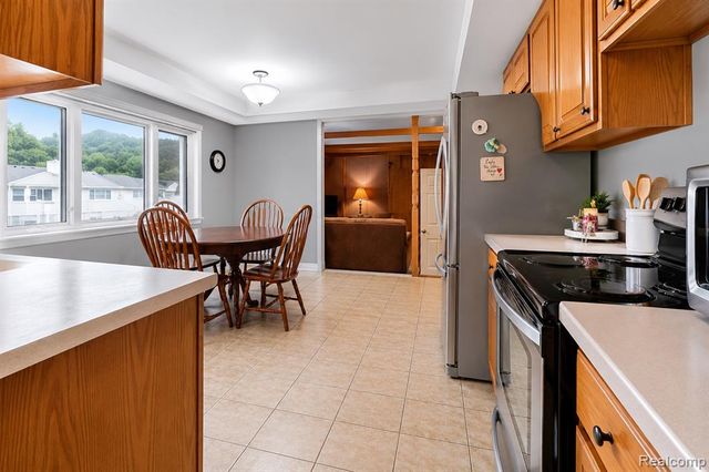 32229 Cambridge Drive, Warren, MI 48093