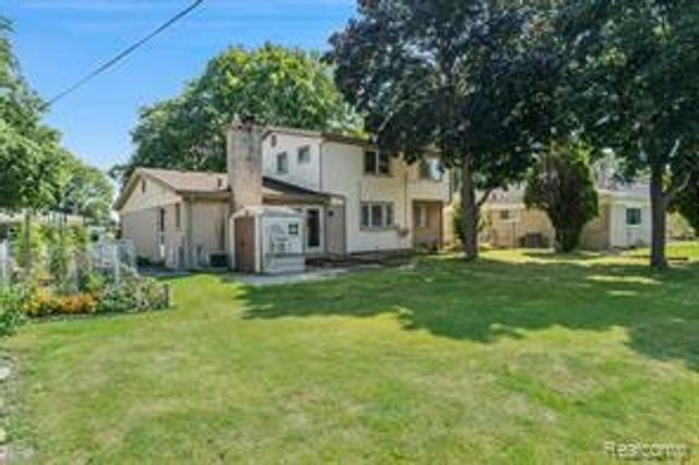 32229 Cambridge Drive, Warren, MI 48093