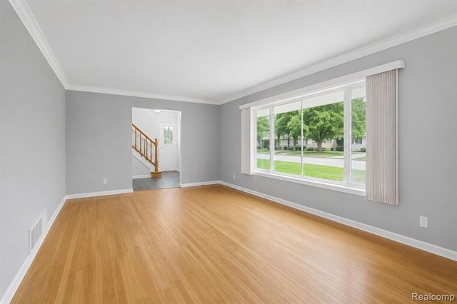 32229 Cambridge Drive, Warren, MI 48093