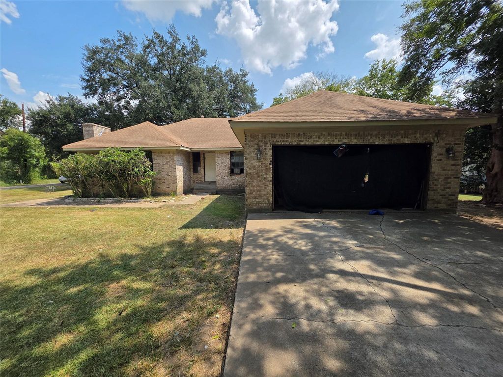 1703 Azalea Drive, Wharton, TX 77488