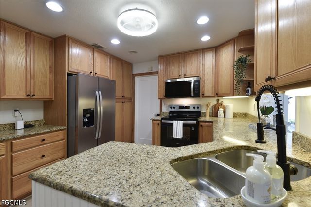 912 Entrada DR S, Fort Myers, FL 33919