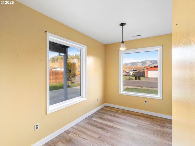 3220 MIDWAY Rd, Hood River, OR 97031