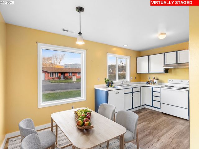 3220 MIDWAY Rd, Hood River, OR 97031