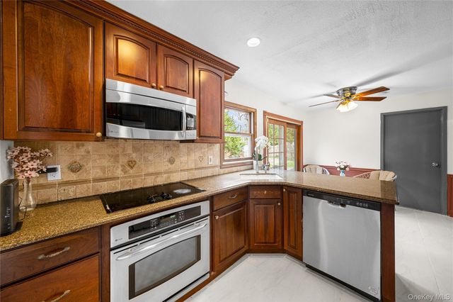 3 Split Rail Lane, East Setauket, NY 11733