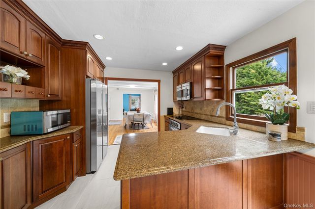 3 Split Rail Lane, East Setauket, NY 11733