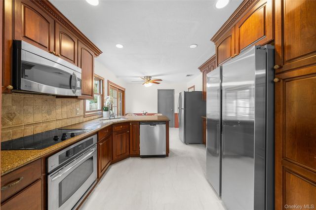 3 Split Rail Lane, East Setauket, NY 11733