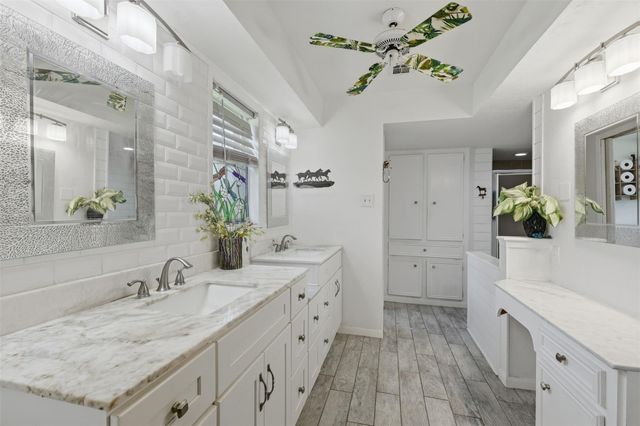 401 Clearview Avenue, Friendswood, TX 77546