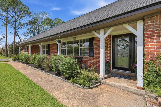 401 Clearview Avenue, Friendswood, TX 77546