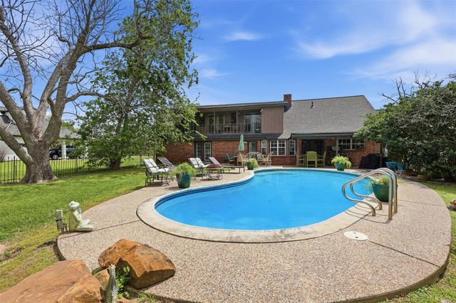 401 Clearview Avenue, Friendswood, TX 77546