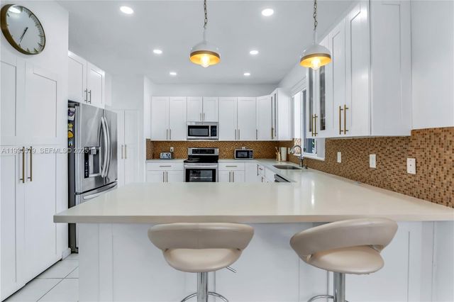 1008 NW 180th Ave, Pembroke Pines, FL 33029