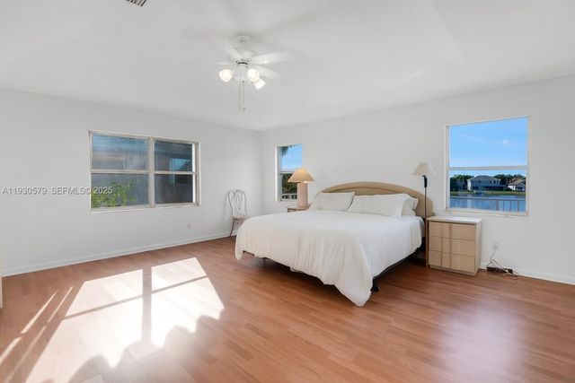 1008 NW 180th Ave, Pembroke Pines, FL 33029