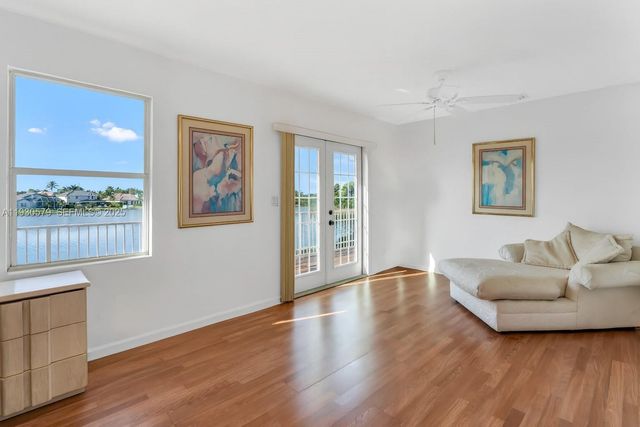 1008 NW 180th Ave, Pembroke Pines, FL 33029