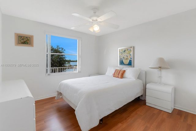 1008 NW 180th Ave, Pembroke Pines, FL 33029