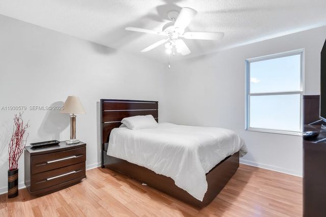 1008 NW 180th Ave, Pembroke Pines, FL 33029