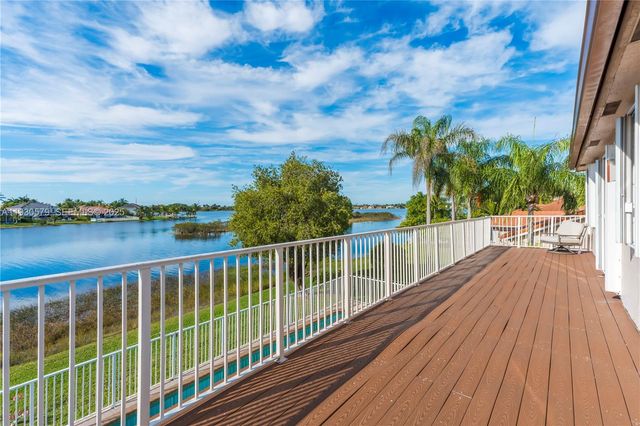 1008 NW 180th Ave, Pembroke Pines, FL 33029