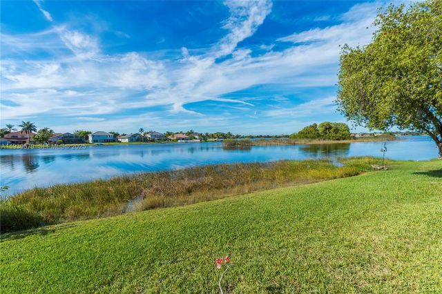 1008 NW 180th Ave, Pembroke Pines, FL 33029