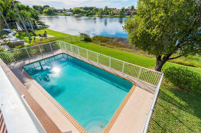 1008 NW 180th Ave, Pembroke Pines, FL 33029