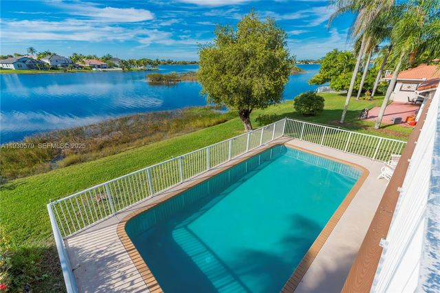 1008 NW 180th Ave, Pembroke Pines, FL 33029